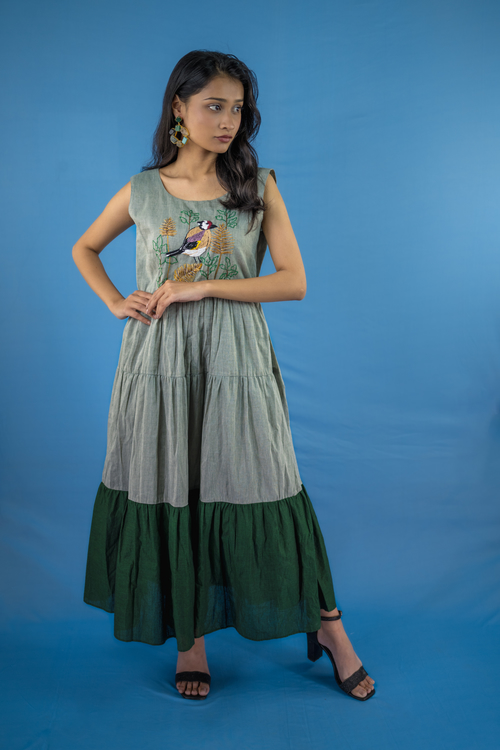 Pure hand-woven cotton stright sleeveless dress.